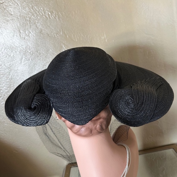 SUMPTUOUS 1940s' BLACK STRAW WIDE BRIM HAT WITH VEILING - Picture 6 of 13
